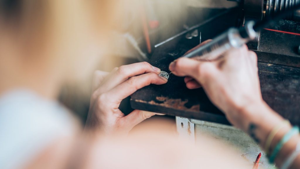 מעצבת תכשיטים